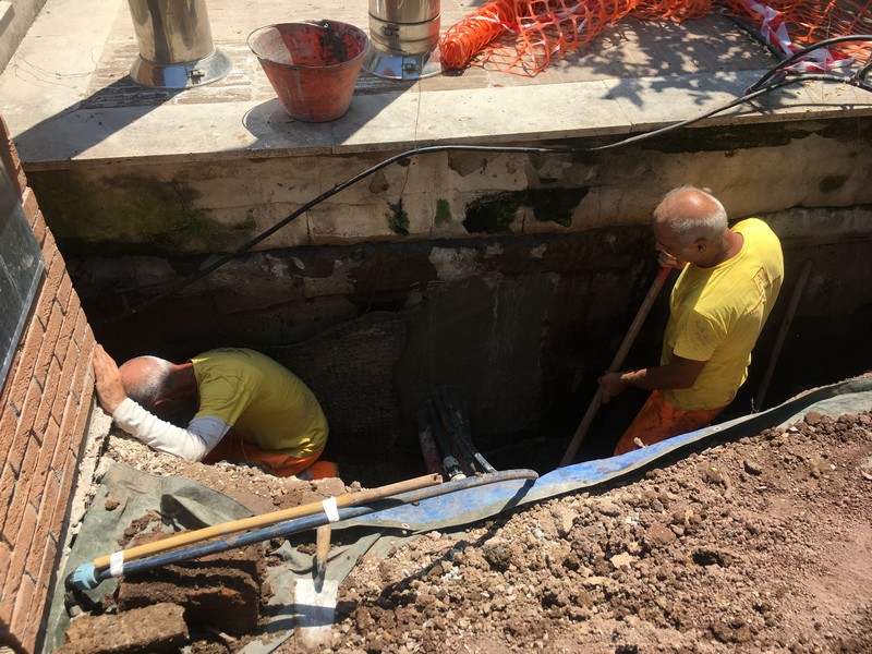 Scavi e posa reti fognanti - cavidotti - impianti idraulici ed elettrici