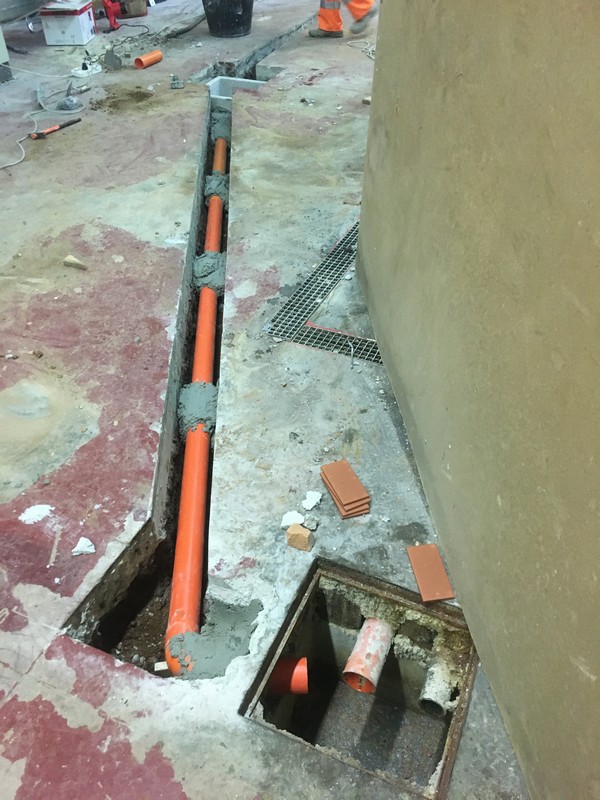 Scavi e posa reti fognanti - cavidotti - impianti idraulici ed elettrici