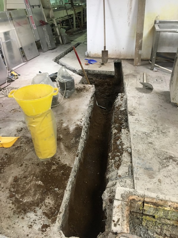 Scavi e posa reti fognanti - cavidotti - impianti idraulici ed elettrici