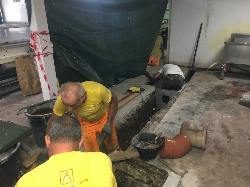 Scavi e posa reti fognanti - cavidotti - impianti idraulici ed elettrici