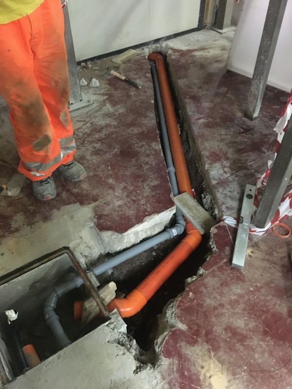 Scavi e posa reti fognanti - cavidotti - impianti idraulici ed elettrici