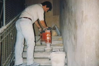 Pavimenti e rivestimenti in ceramica - marmo - linoleum - parquet - resine industriali e di arredo