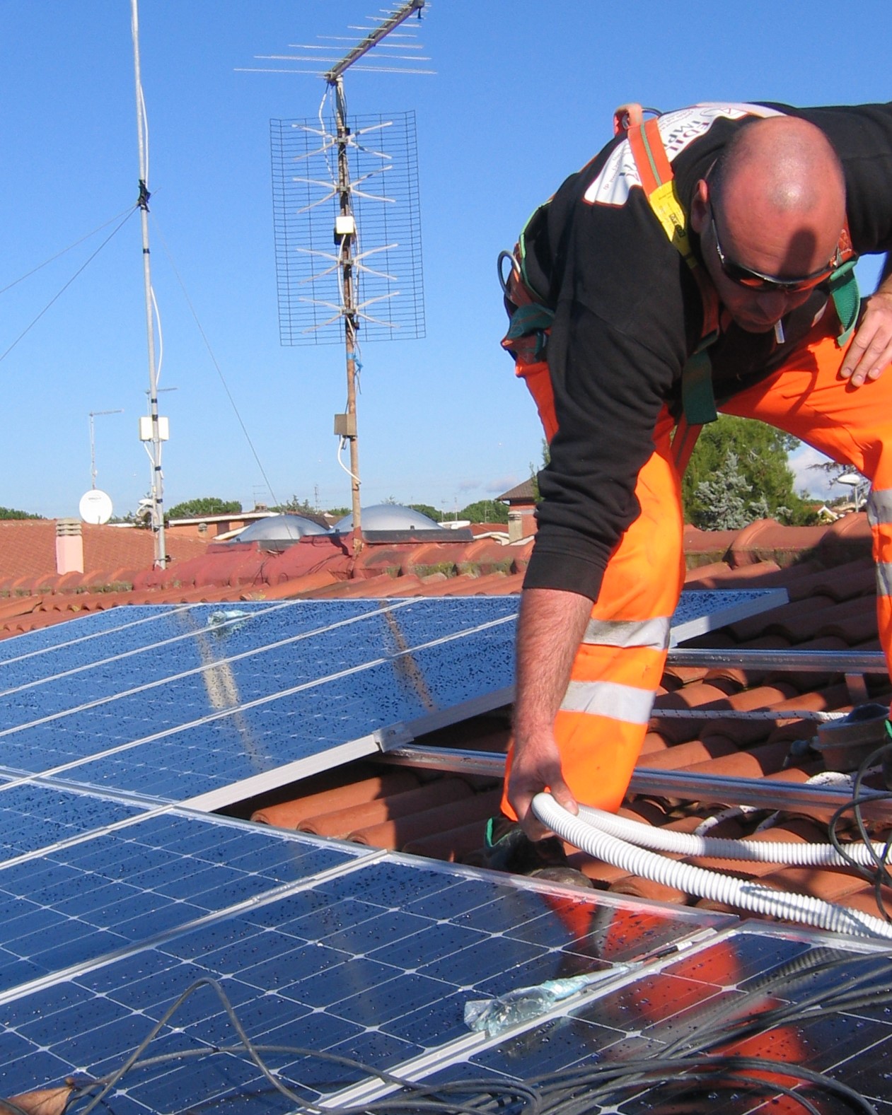 Impianti ad energia alternativa con pannelli solari e fotovoltaici