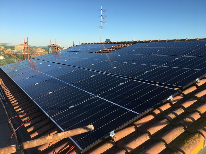 Impianti ad energia alternativa con pannelli solari e fotovoltaici