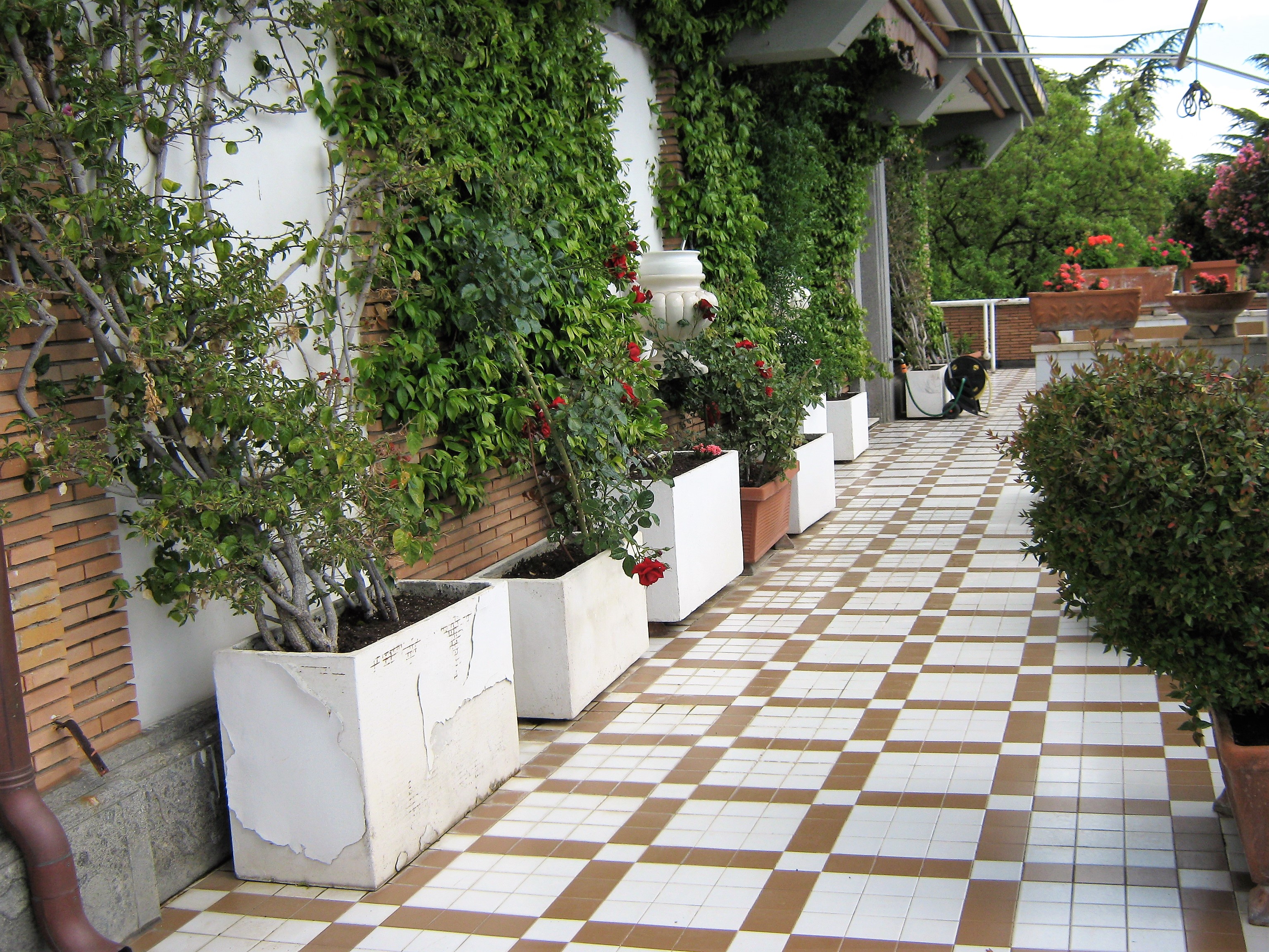 Pavimenti e rivestimenti in ceramica - marmo - linoleum - parquet - resine industriali e di arredo