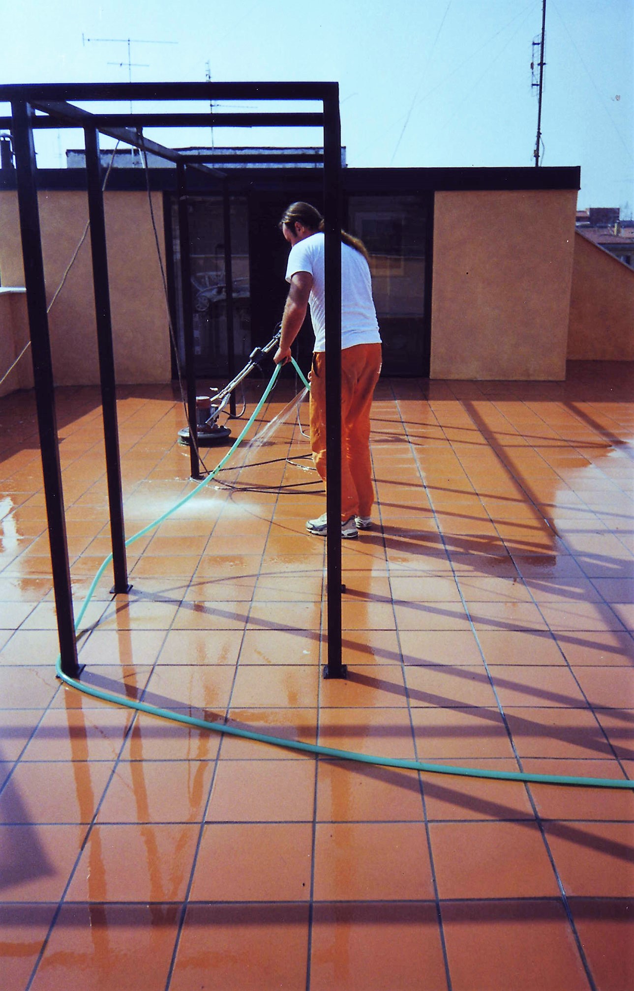Pavimenti e rivestimenti in ceramica - marmo - linoleum - parquet - resine industriali e di arredo