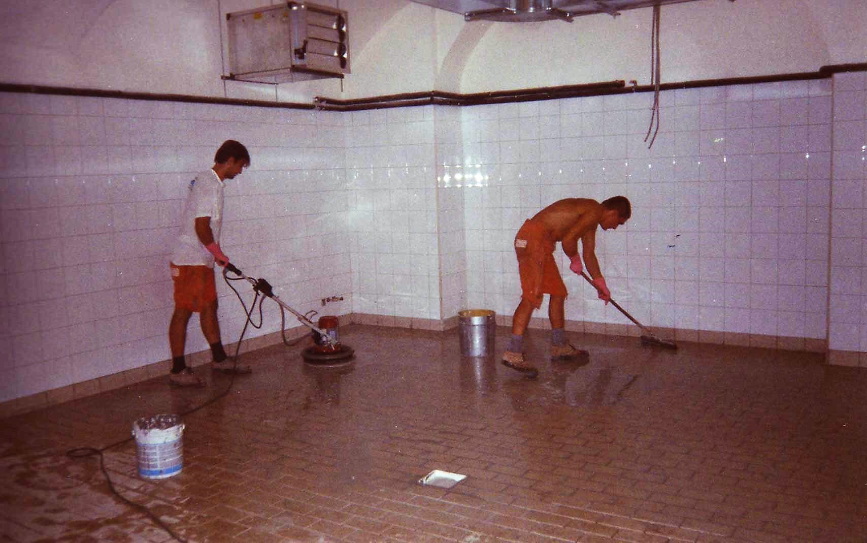 Pavimenti e rivestimenti in ceramica - marmo - linoleum - parquet - resine industriali e di arredo