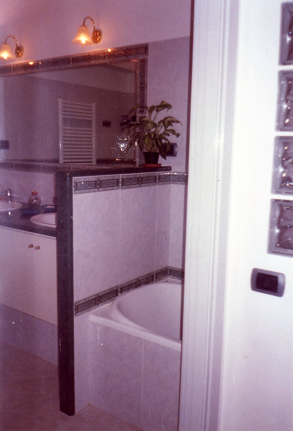Pavimenti e rivestimenti in ceramica - marmo - linoleum - parquet - resine industriali e di arredo
