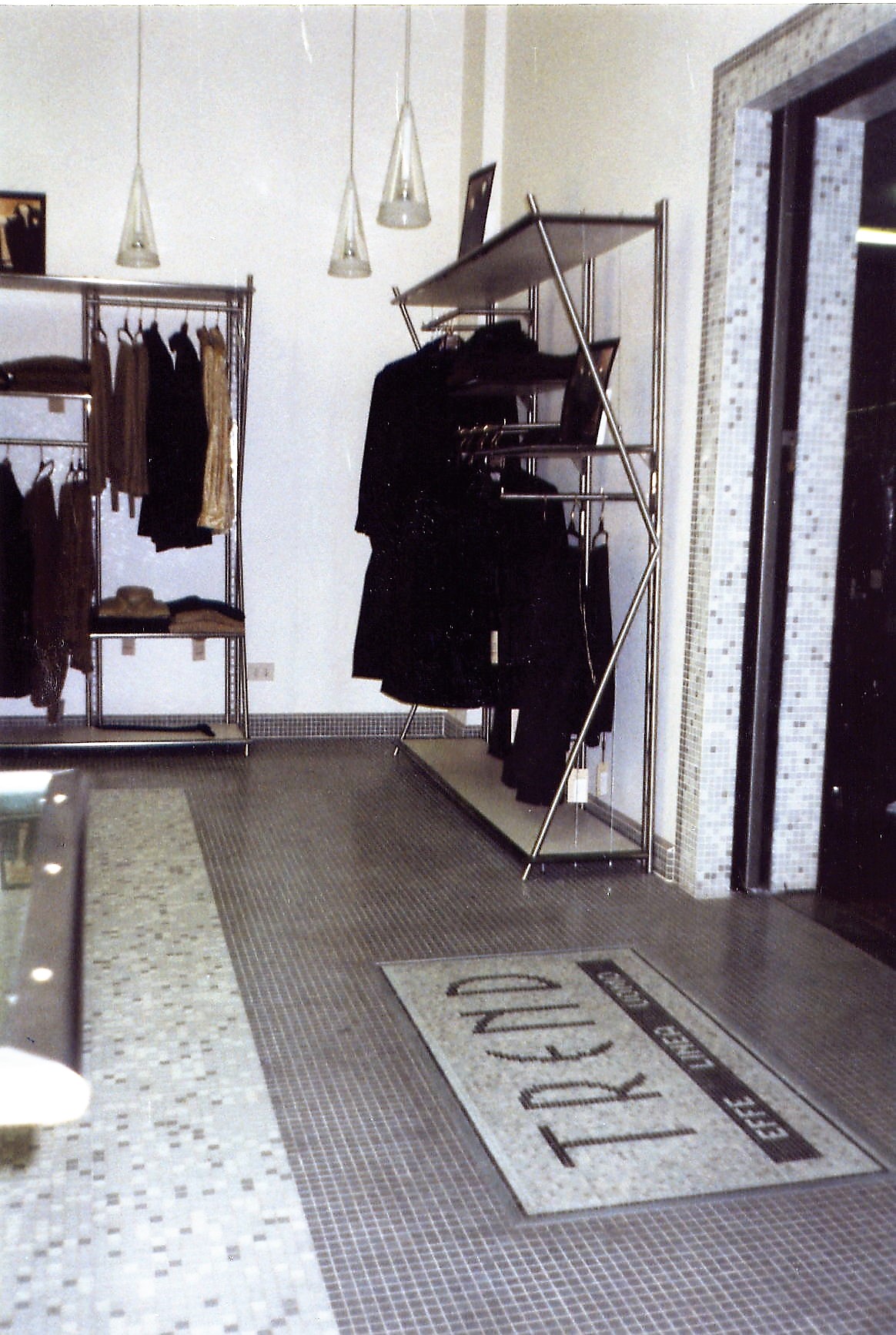 Pavimenti e rivestimenti in ceramica - marmo - linoleum - parquet - resine industriali e di arredo