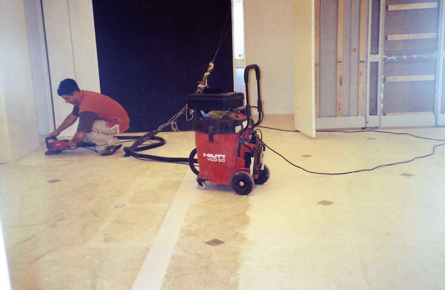 Pavimenti e rivestimenti in ceramica - marmo - linoleum - parquet - resine industriali e di arredo