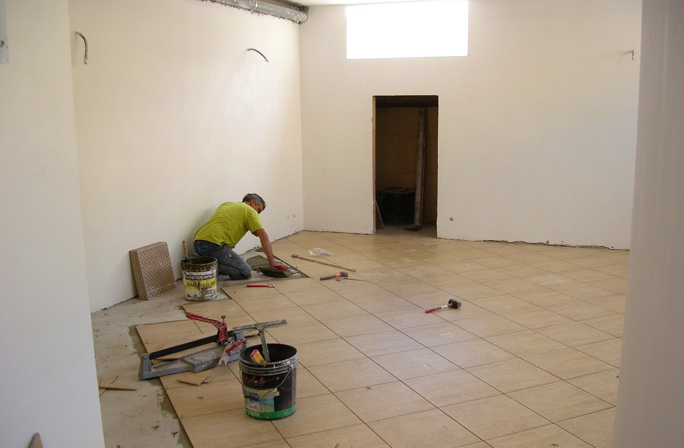 Pavimenti e rivestimenti in ceramica - marmo - linoleum - parquet - resine industriali e di arredo