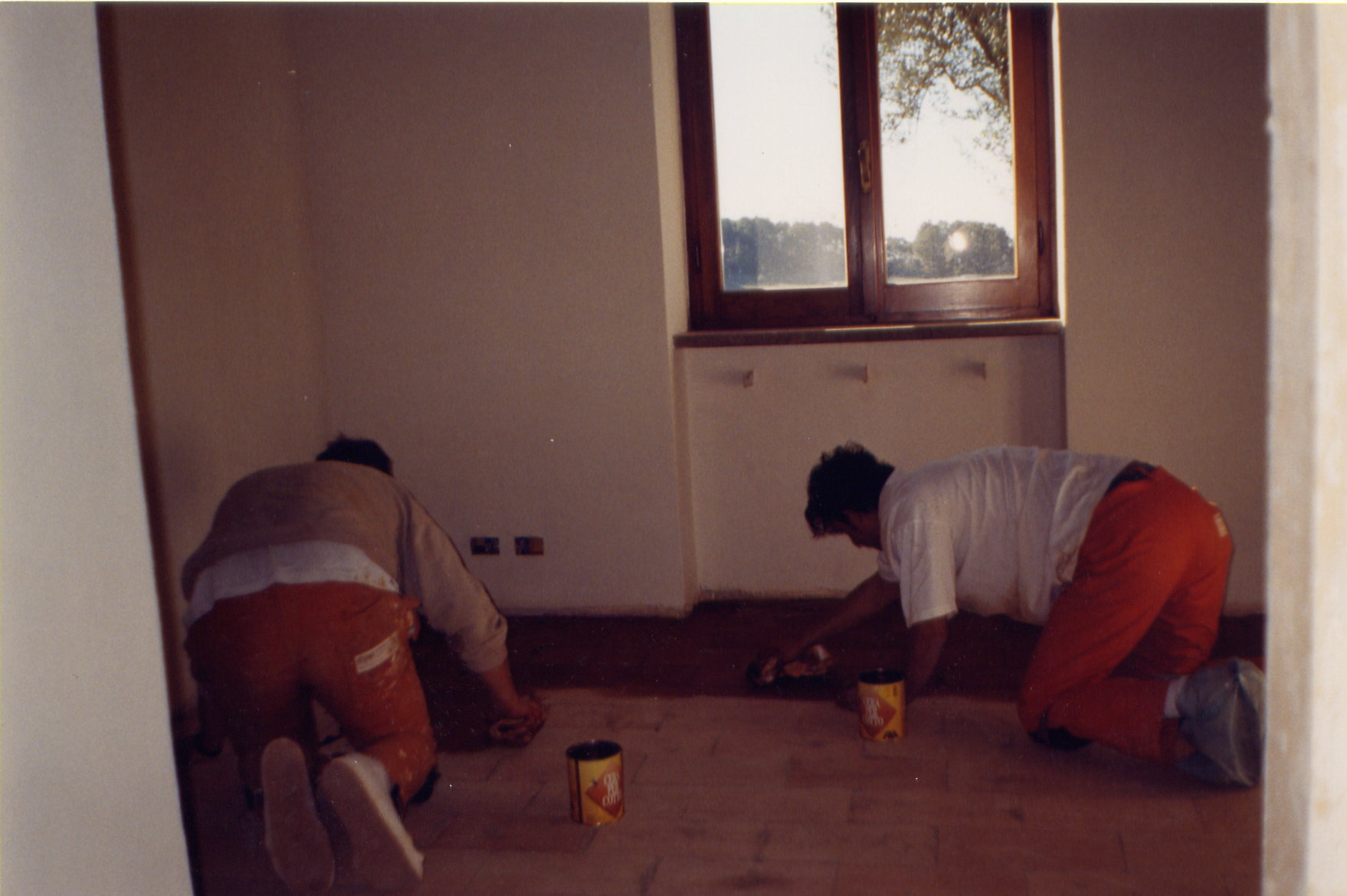 Pavimenti e rivestimenti in ceramica - marmo - linoleum - parquet - resine industriali e di arredo
