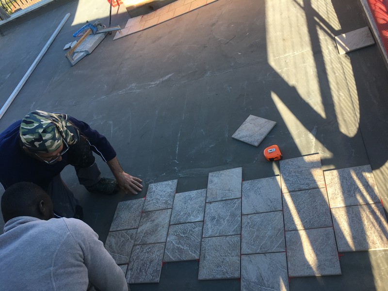 Pavimenti e rivestimenti in ceramica - marmo - linoleum - parquet - resine industriali e di arredo