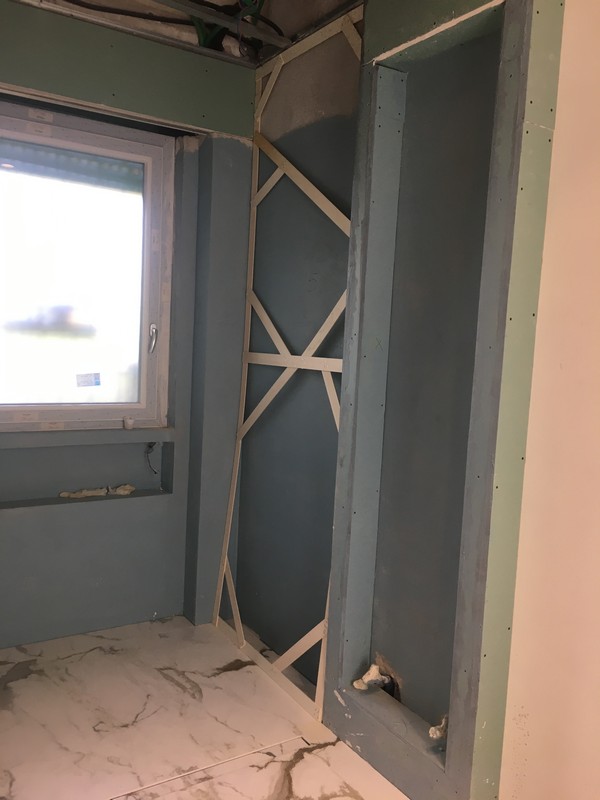Pavimenti e rivestimenti in ceramica - marmo - linoleum - parquet - resine industriali e di arredo