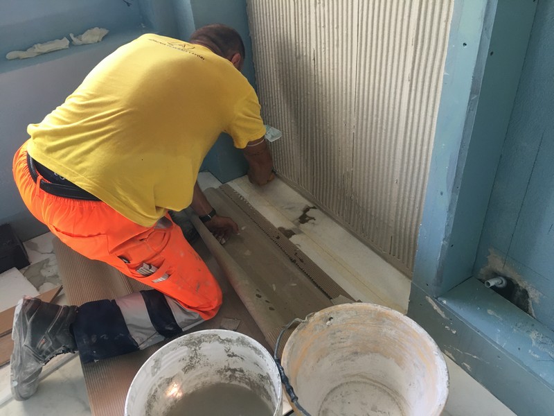 Pavimenti e rivestimenti in ceramica - marmo - linoleum - parquet - resine industriali e di arredo