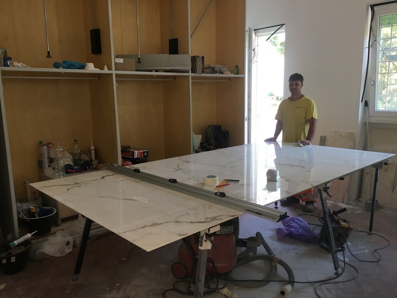 Pavimenti e rivestimenti in ceramica - marmo - linoleum - parquet - resine industriali e di arredo