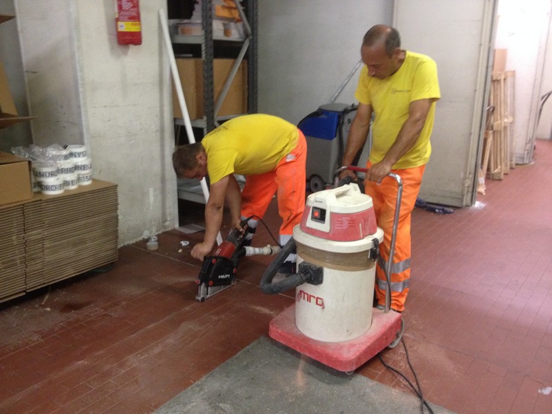 Pavimenti e rivestimenti in ceramica - marmo - linoleum - parquet - resine industriali e di arredo