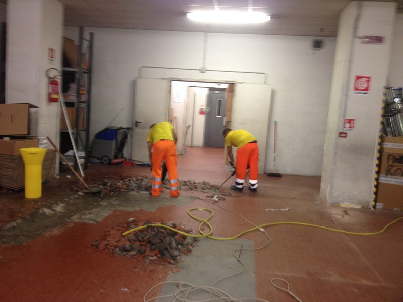 Pavimenti e rivestimenti in ceramica - marmo - linoleum - parquet - resine industriali e di arredo