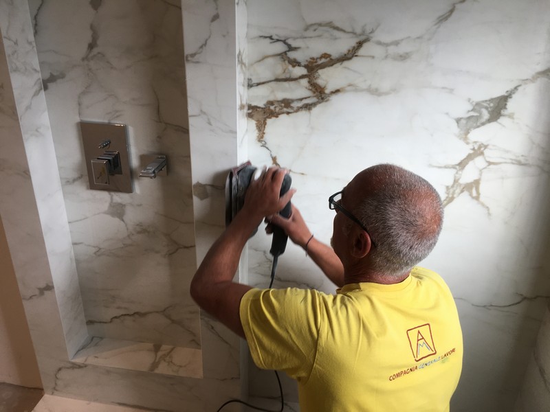 Pavimenti e rivestimenti in ceramica - marmo - linoleum - parquet - resine industriali e di arredo
