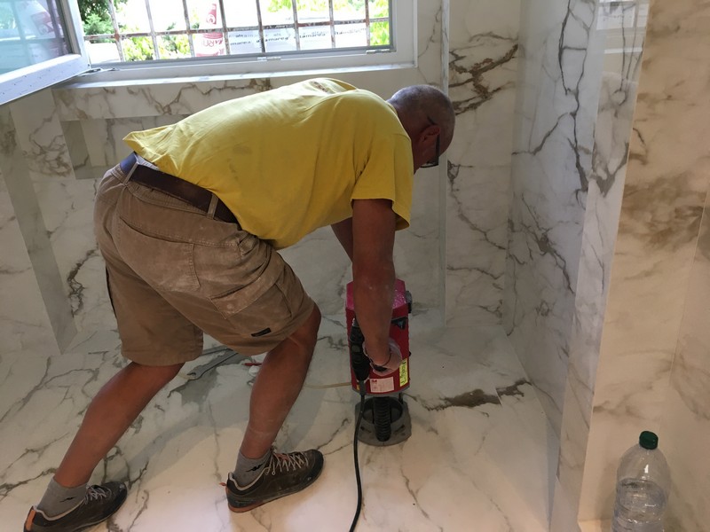 Pavimenti e rivestimenti in ceramica - marmo - linoleum - parquet - resine industriali e di arredo