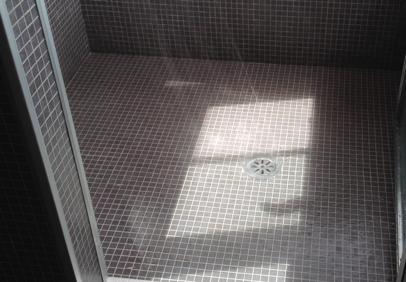 Pavimenti e rivestimenti in ceramica - marmo - linoleum - parquet - resine industriali e di arredo