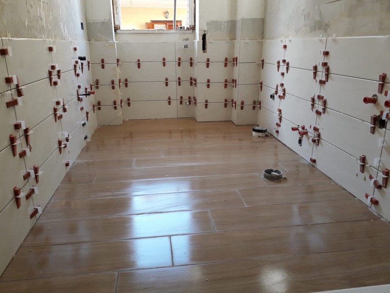 Pavimenti e rivestimenti in ceramica - marmo - linoleum - parquet - resine industriali e di arredo