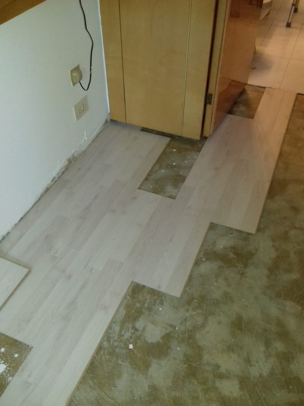 Pavimenti e rivestimenti in ceramica - marmo - linoleum - parquet - resine industriali e di arredo
