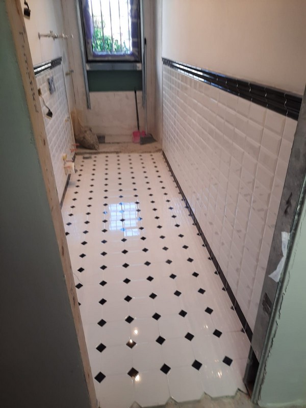 Pavimenti e rivestimenti in ceramica - marmo - linoleum - parquet - resine industriali e di arredo