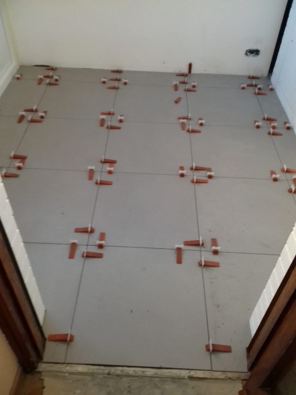 Pavimenti e rivestimenti in ceramica - marmo - linoleum - parquet - resine industriali e di arredo